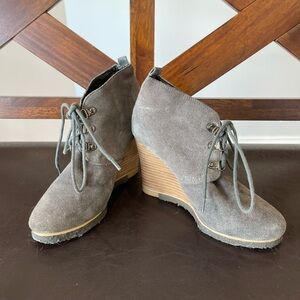 Steve Madden Dessertt leather wedge in a size 6 1/2